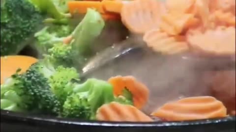 quick and easy stir fry with soba noodles 🌱🥦🥕