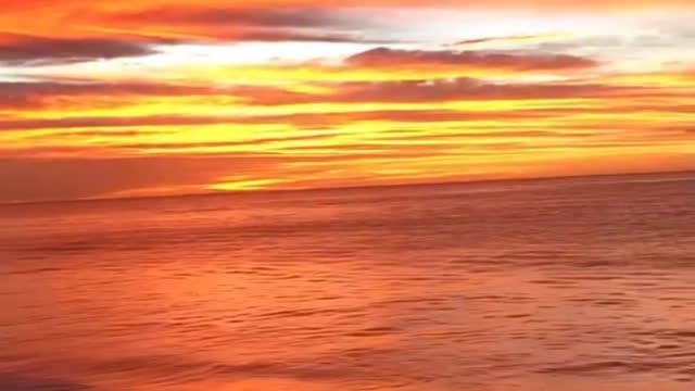 The sky looks ablaze 🔥 in the spectacular video captured at 🌅 in San Jose del Cabo, Mexico