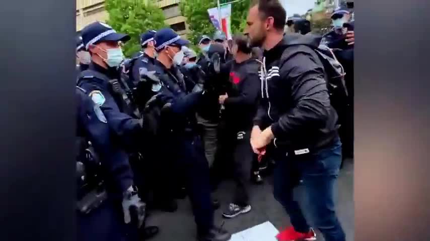 Police Attack Women and Children in Sydney