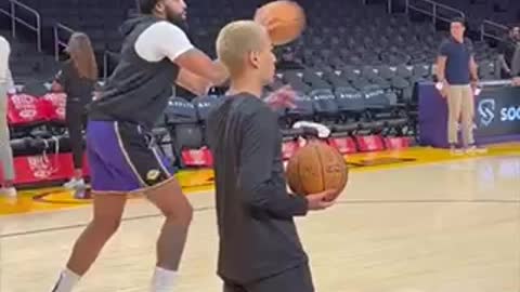 Anthony Davis working as a roller and then out of the dunker spot