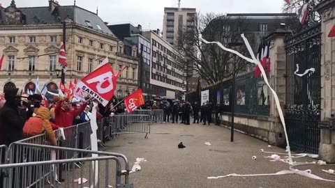 Demonstrators throw rolls of PQ on the grid of the Prefecture in Le Mans