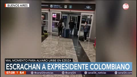 Escrachan a expresidente colombiano en Ezeiza