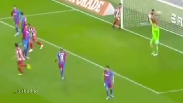 Suarez scores a goal against Barcelona and doesn't celebrate 👏👏 Respect 🥺