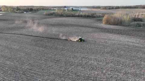 John Deere TRACTOR Field Discing