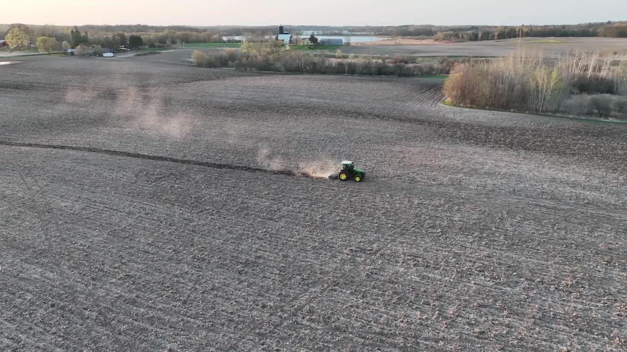 John Deere TRACTOR Field Discing