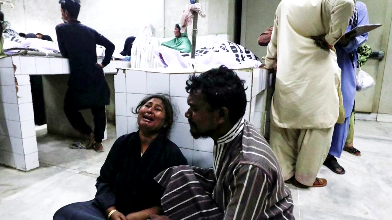 Stampedes for food in Pakistan kill 16