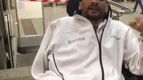 Το «καλωσόρισμα» της Αθήνας σε άτομο με αναπηρία