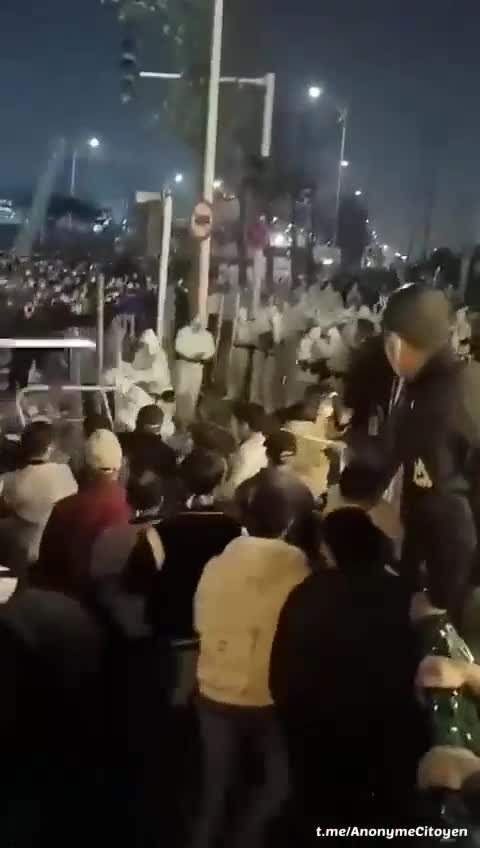 🇨🇳 Sytuacja wymyka się dziś spod kontroli w fabryce iPhone'ów w Zhengzhou w Chinach. Robotnicy pro