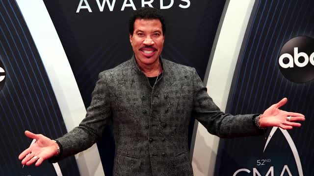 Lionel Richie signs new deal with UMPG