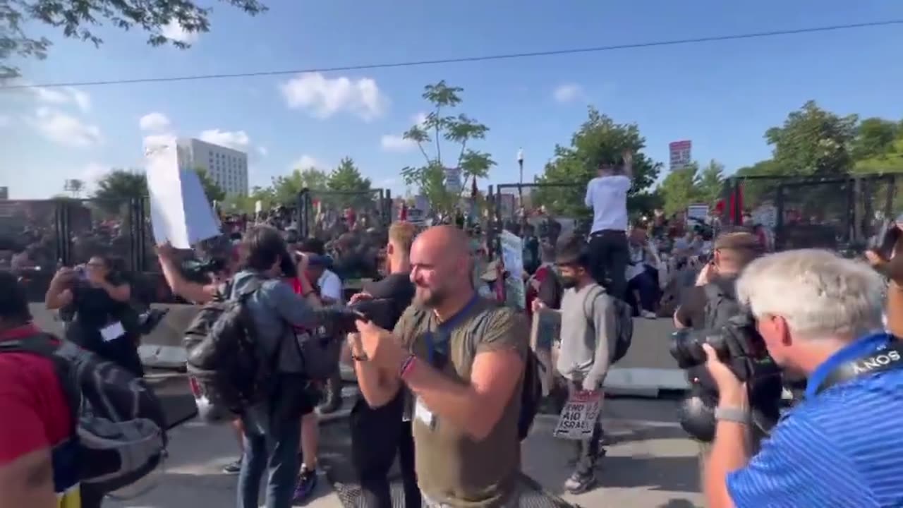 🚨 Pro-Palestine Protesters have BREACHED the secure perimeter fencing around the DNC convention