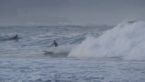 Surfing dengan ombak tinggi