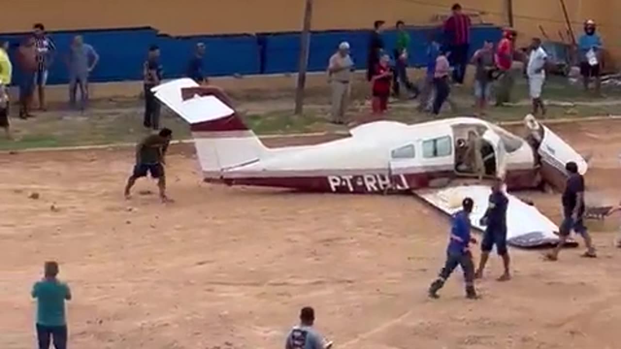 Avião de pequeno porte cai em Teresina, no Piauí