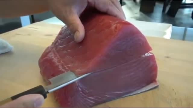 HOW TO CUT SUSHI TUNA PROPERLY