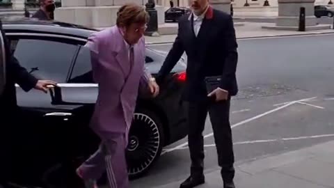 I'm sure y'all know why Elton John walks like this..😁