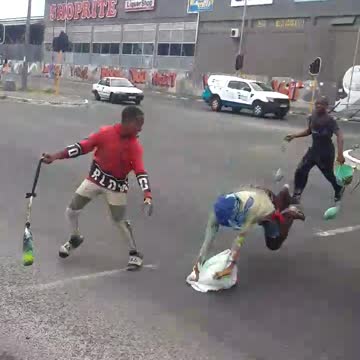 Stoute laaities terrorise mense with bricks and paint