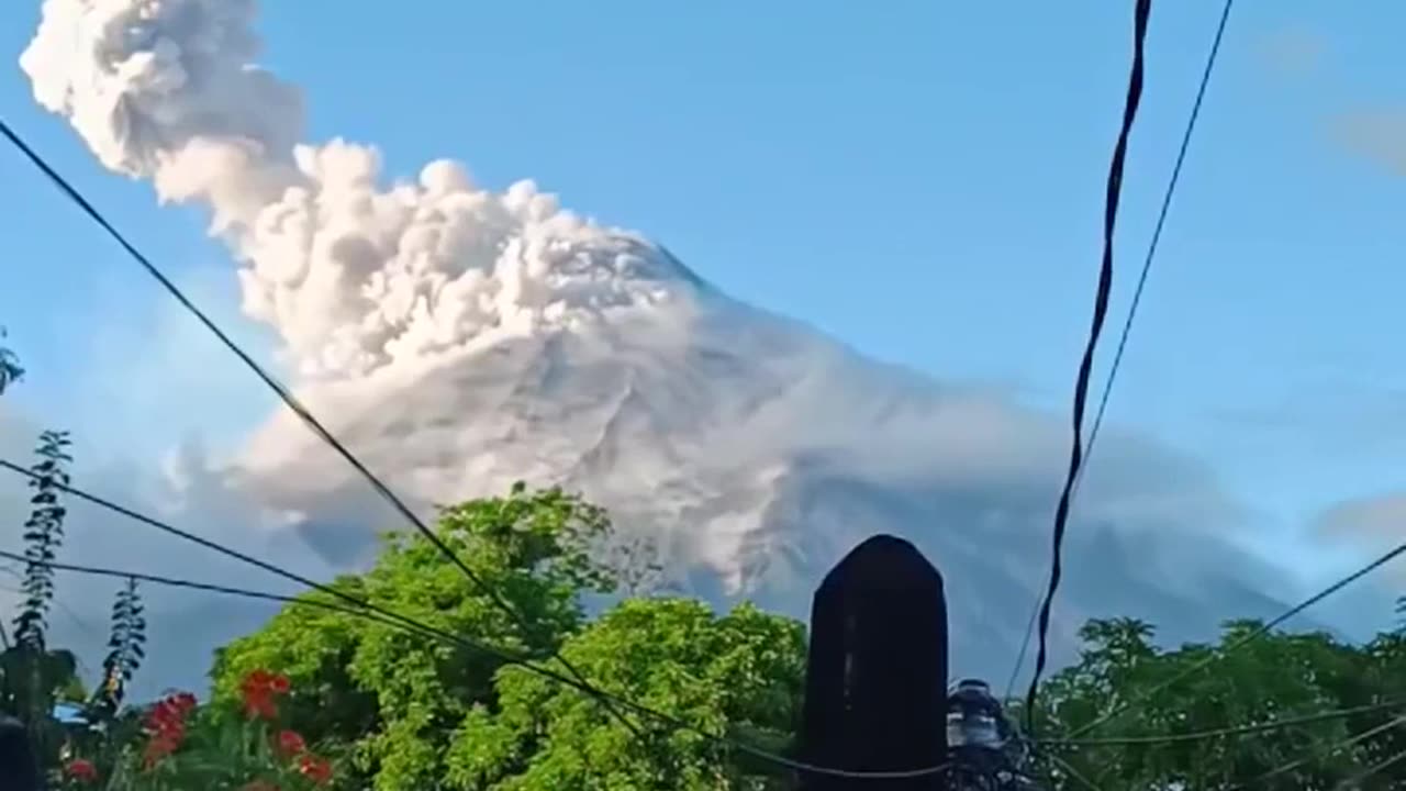 🌋The Mayon Volcano in the Philippines has erupted, sending a massive ash column 1.2km into the sky