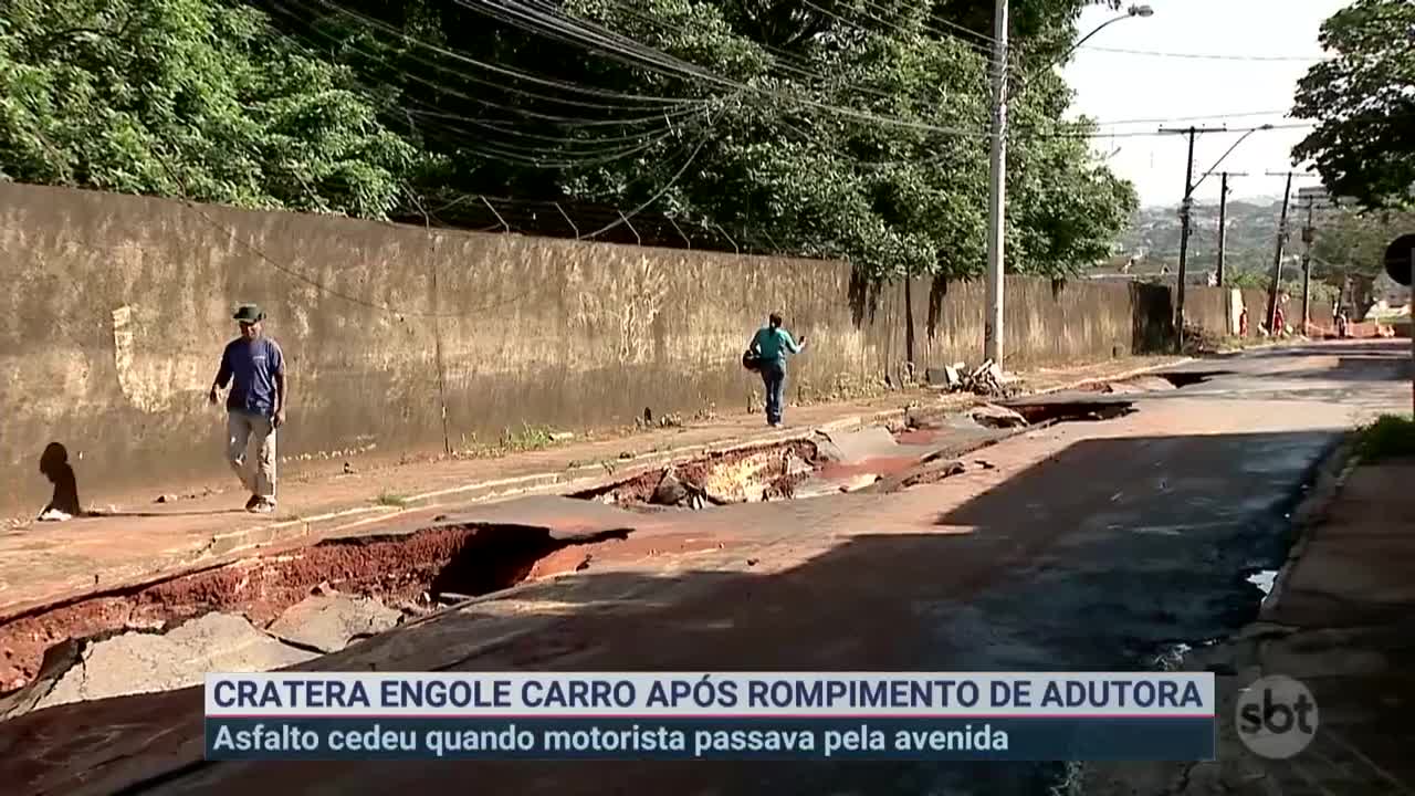 Adutora rompe e cratera engole carro em avenida