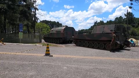 Tanque de Guerra e Blindado passando em meio a Manifestação em Frente ao Exército