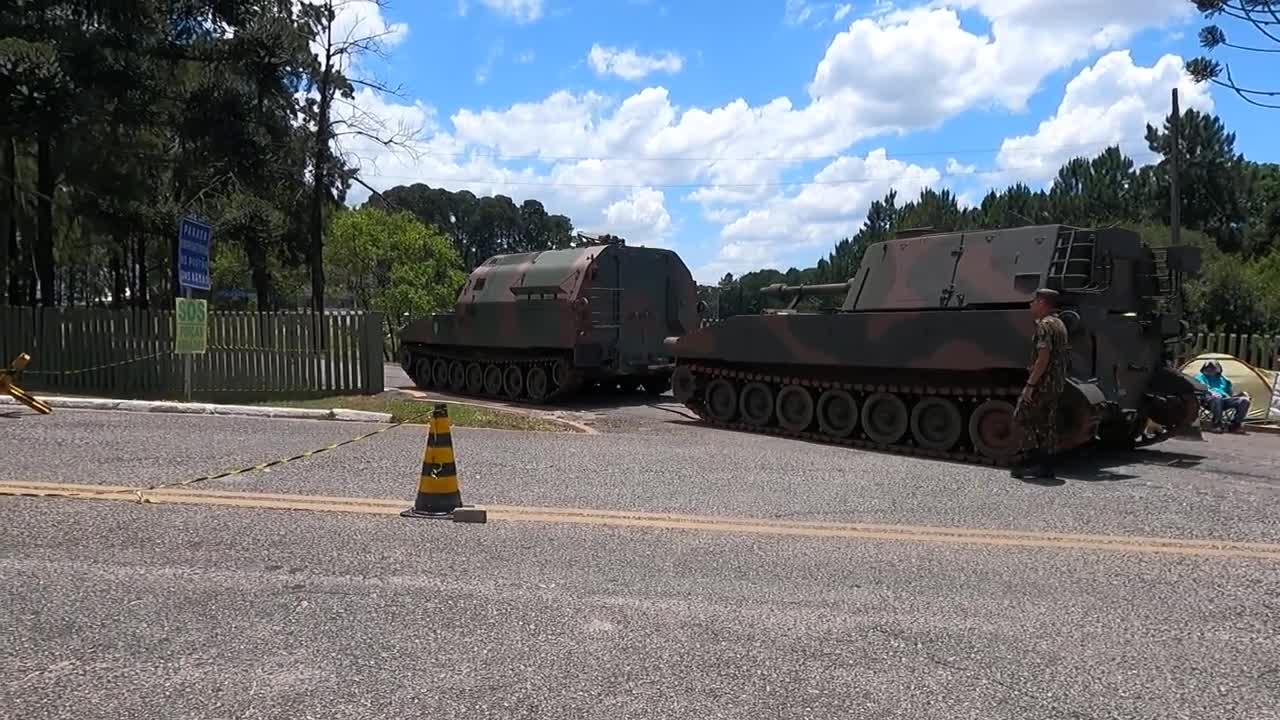Tanque de Guerra e Blindado passando em meio a Manifestação em Frente ao Exército