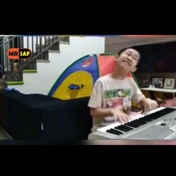 Thats how u play piano 😂😂😂😂