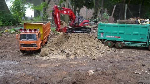 "Truk RC Hino dan Fuso dengan Muatan Kayu Penuh Mengarungi Jalur Off-Road yang Berlumpur"