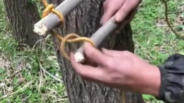 How to make outdoor ladder with rope and branches