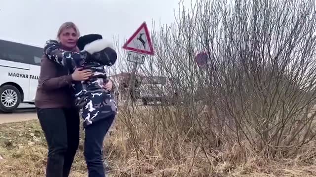 Mother reunites with children at Ukraine border