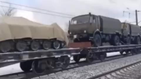 Escalón militar Ruso con vehículos blindados en camino para el Donbass