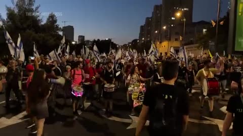 Israeli police and protesters scuffle as thousands call for Israel to accept Gaza truce