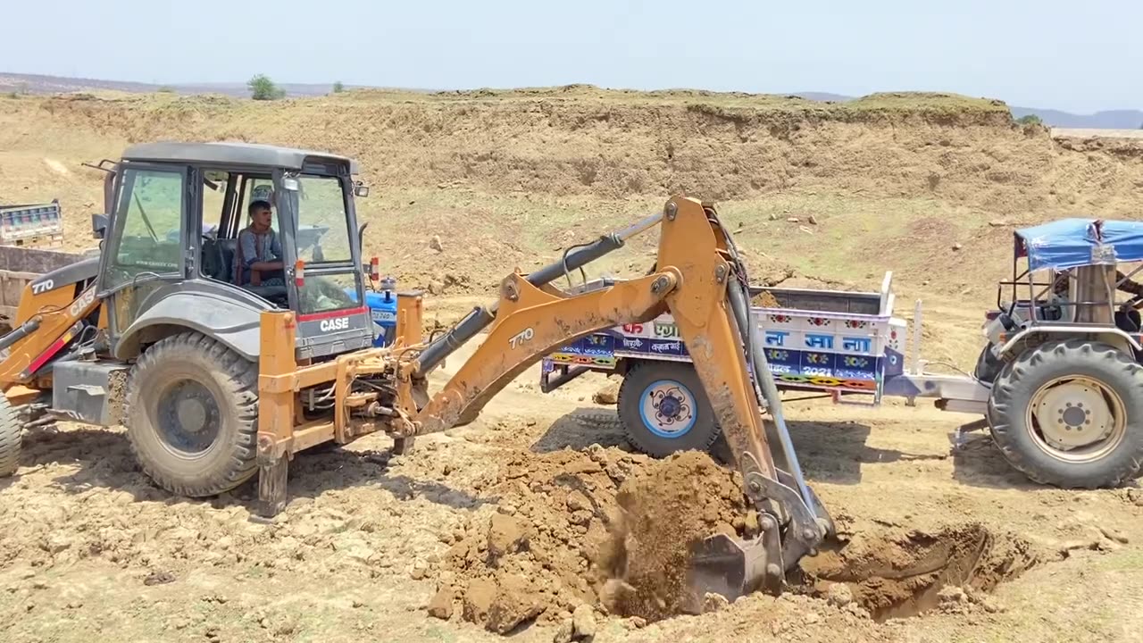 JCB CASE 770 ने मिट्टी से भरे ट्रैक्टर jcb की खुदाई