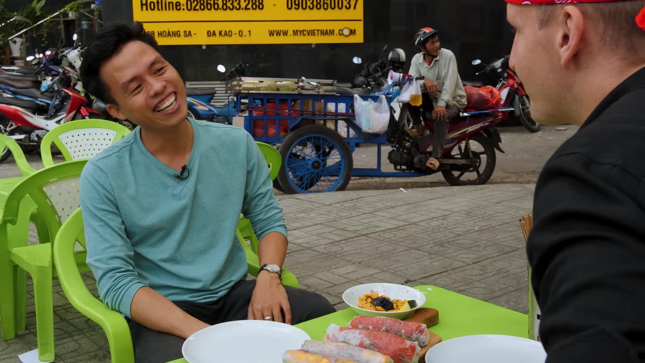 $100 Spring Roll VS $1 Spring Roll!!! Vietnam's Most Dynamic Street Food!!