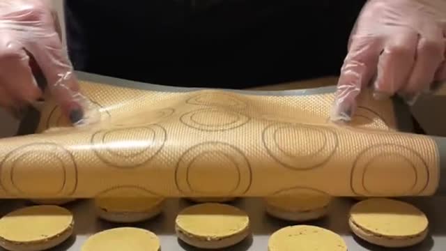 We had 2 eager beavers 🏃‍♀️💨 #macaron #macarons #asmr #baking