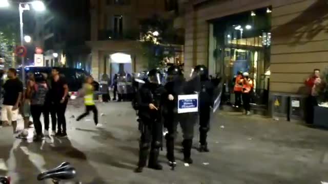 Mozos constitucionalistas cargan contra terroristas callejeros ante la Jefatura de Policía (2)