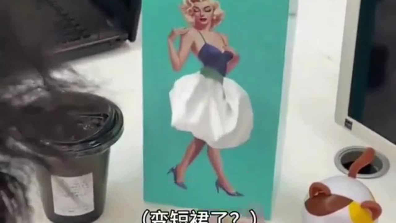 Marilyn Monroe Napkin Box: Chic or Shriek? 📦💋🤦‍♂️😂🧻👀