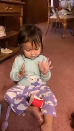Babygirl put all the yogart all over her face