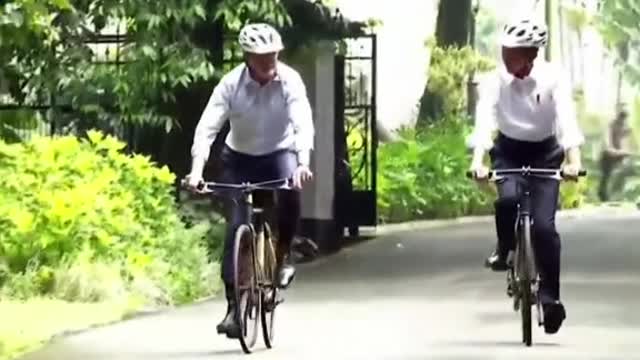 PM Anthony Albanese and Indonesian President Joko Widodo go on a bike ride around the palace
