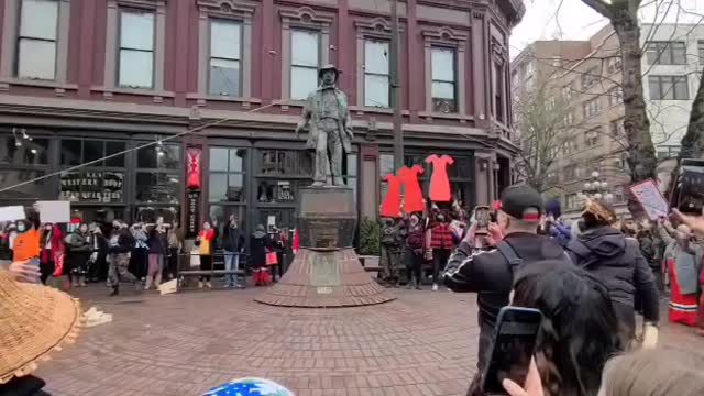 Gassy Jack Statue illegally removed and vandalized by protesters in Vancouver