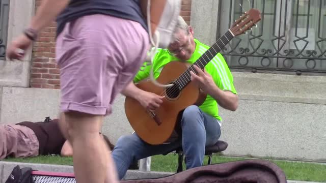 Guitar Music in the #Madrid Street.