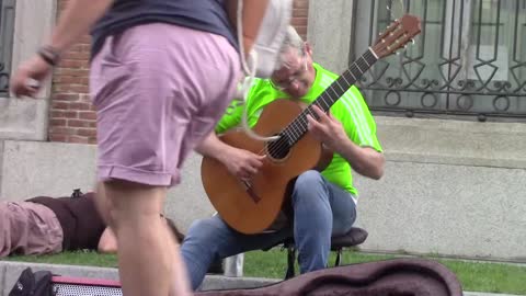 Guitar Music in the #Madrid Street.