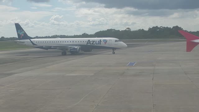 Chegada do Embraer 195 PR-AUI à Manaus vindo de Parintins