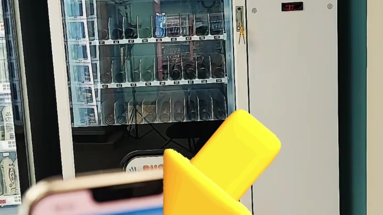 Vending machine can remotely to turn off the light of the machine