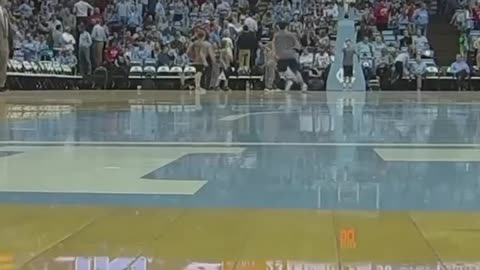 This UNC ball boy was getting buckets 🤯🤯