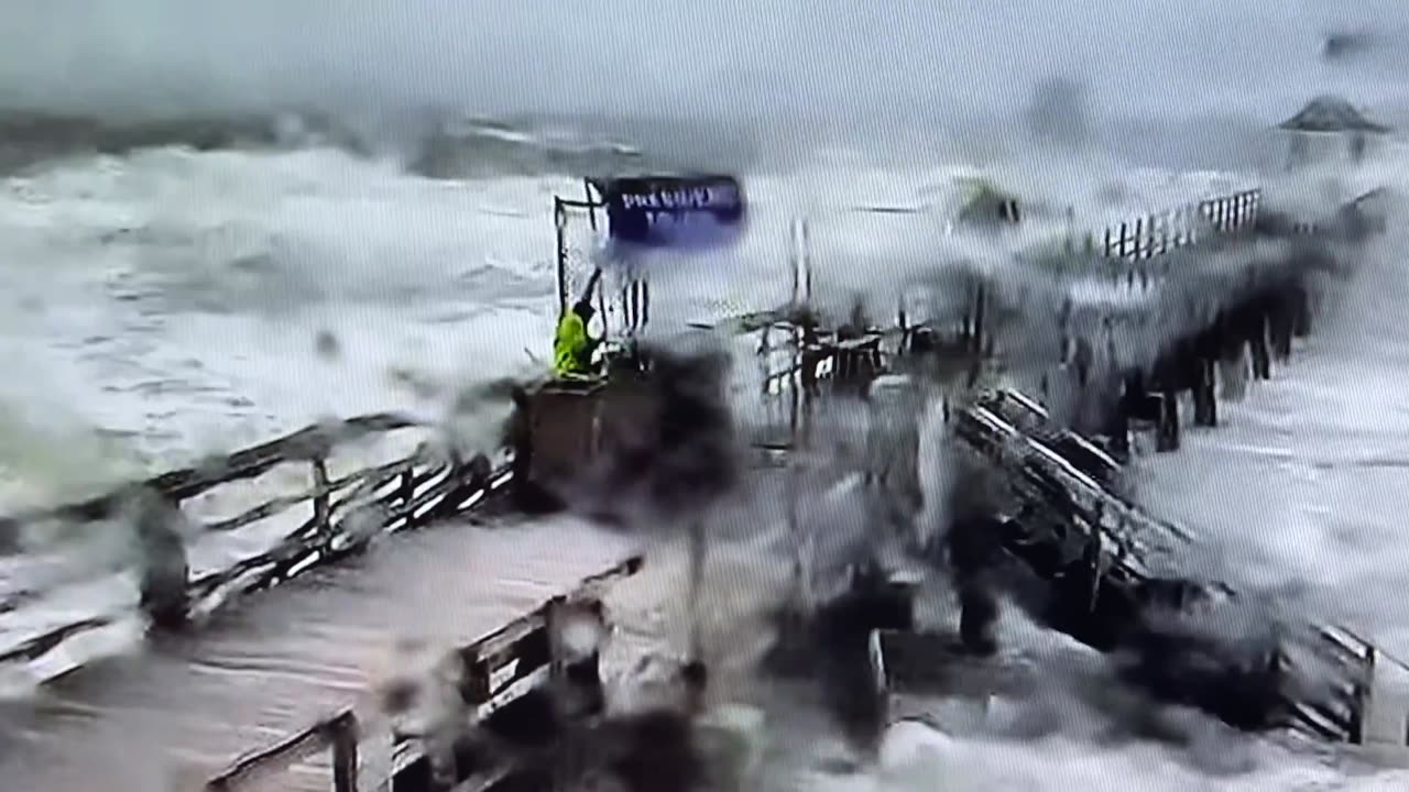 Florida man puts up Trump flag on Naples Pier in the hurricane