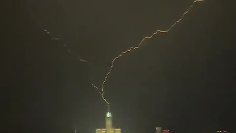 Lightning strikes clock tower in Mecca | Makkah | #rumble #muslim #clocktower #makkah #mecca