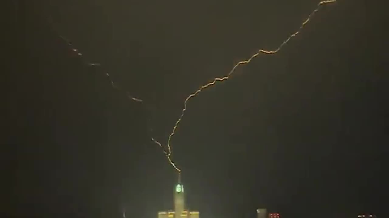 Lightning strikes clock tower in Mecca | Makkah | #rumble #muslim #clocktower #makkah #mecca