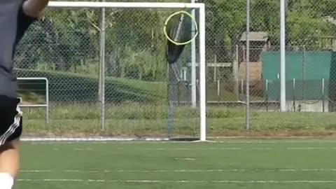 Curve or knuckleball in football
