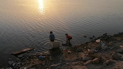 Watch the children's skills on the sand of the lakeshore are supernatural