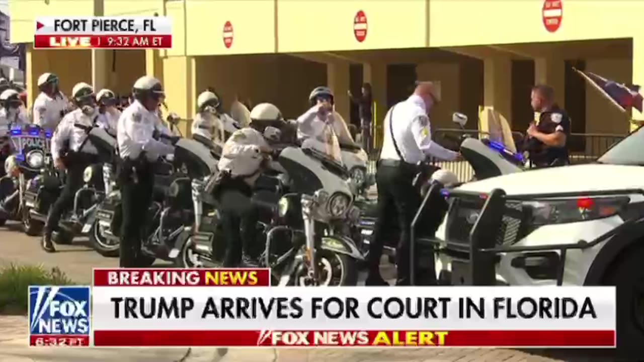 Trump arrives for court hearing in Florida