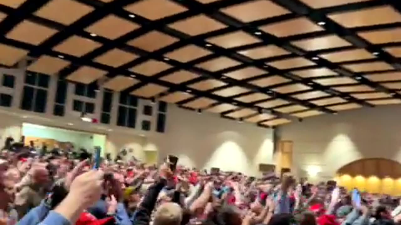 Crowd goes wild as Elon Musk takes the stage in Folsom, Pennsylvania