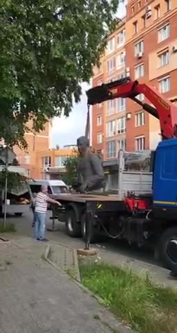 Ukrainians dismantled a monument to the Hero of the Soviet Union, General Nikolai Vatutin.